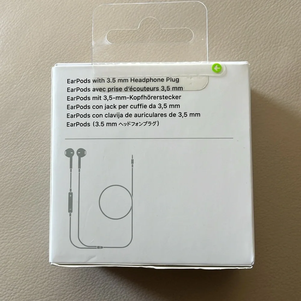 NIB Apple Wired EarPods with 3.5mm auxiliary plug in White.